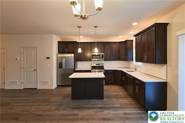 Photo - 6639 Stein Way