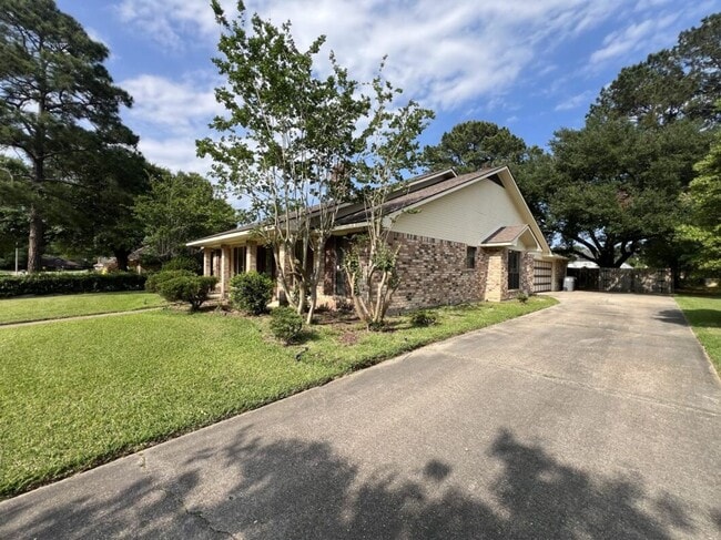 Photo - Spacious 4BR Brick Home with Office, Fireplace & Fenced Yard in Parkwood Terrace