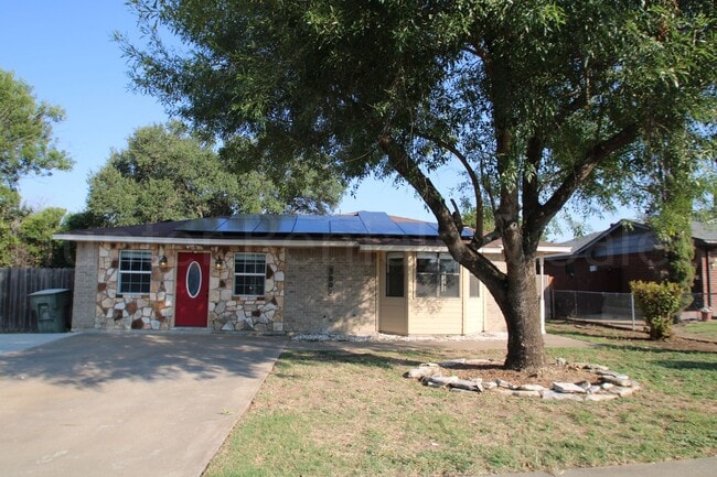 Building Photo - Spacious 4-Bedroom Home with Bonus Room, L...