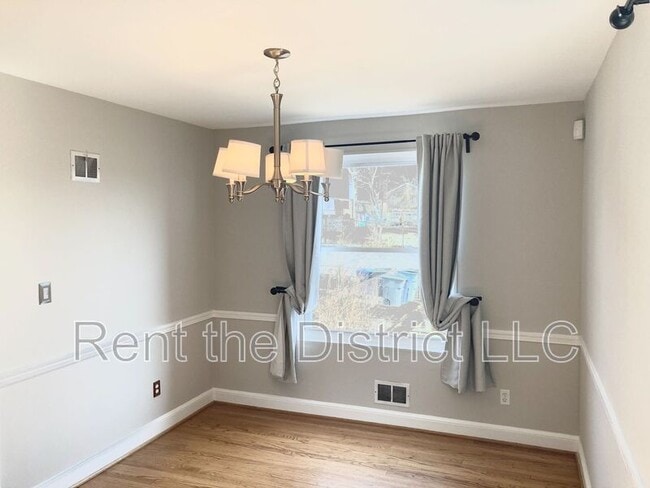 Photo - 4819 8th St NE
