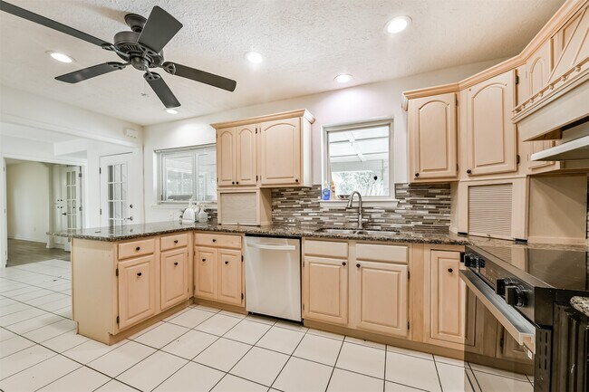 Photo - 807 Stadium Cir