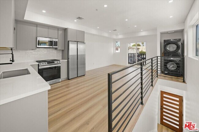 Building Photo - 910 N Hudson Ave Rental