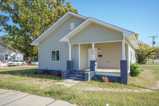 Building Photo - Amazing Three Bedroom Home!