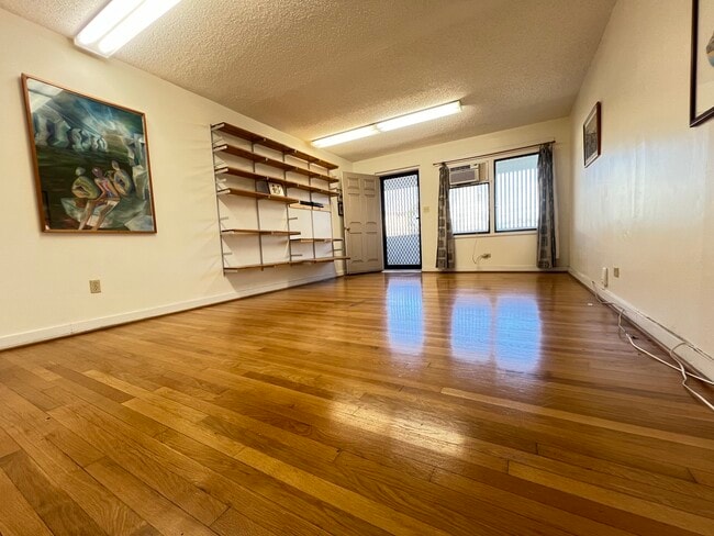 Spacious Living Room - 1014 Kapahulu Ave Unit 220