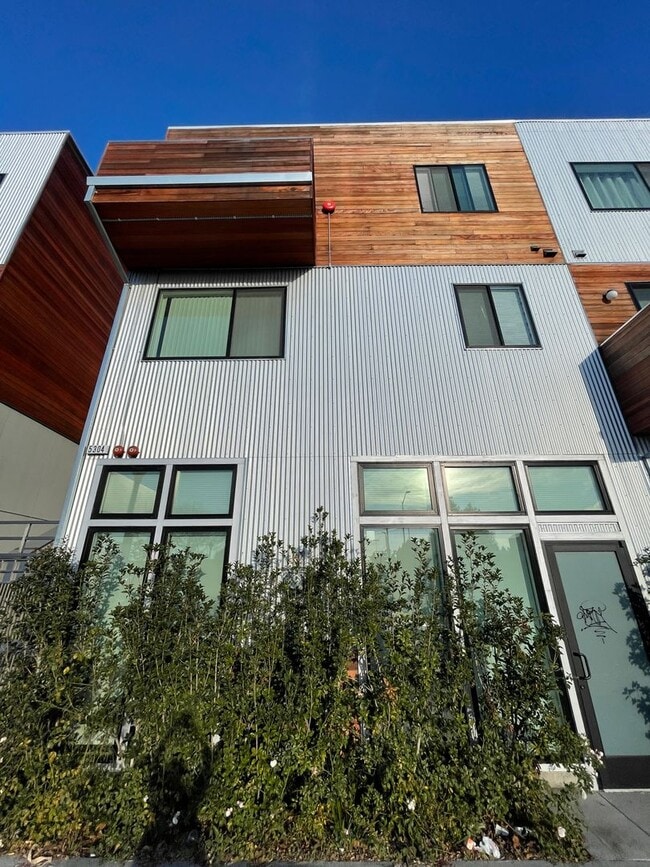 Building Photo - SPACIOUS STUDIO IN OAKLAND! Unit A