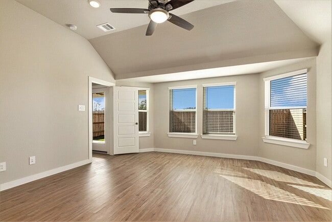 Photo - 672 Roaring Fls Dr