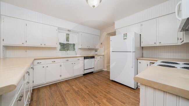 Photo - Charming Rancher in Cheyenne Mountain