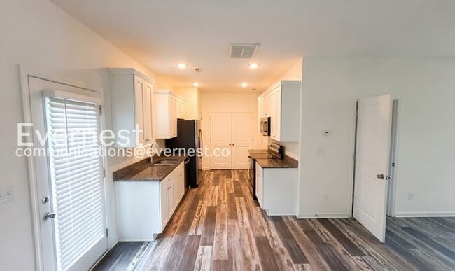 Photo - 804 Jost St