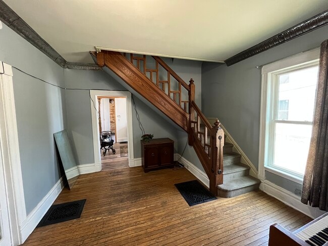 Photo - 815 Henry Ave SE