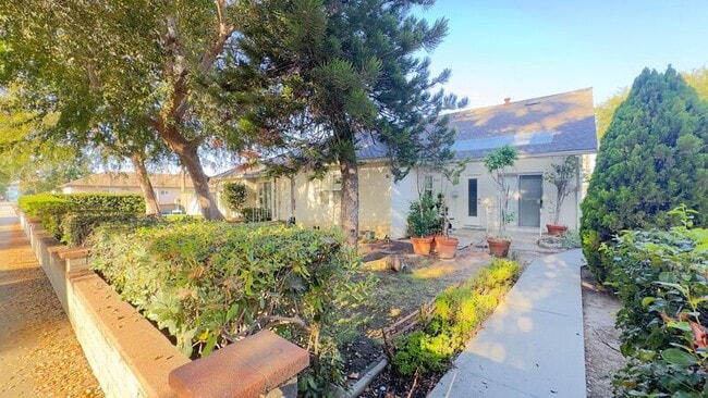 Building Photo - 325 N Glendora Ave
