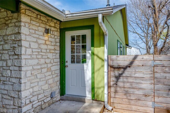 Photo - 900 King Albert St