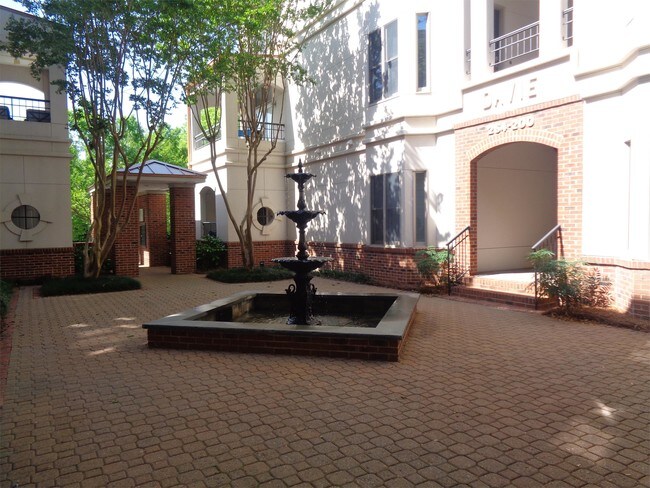 Photo - 252 E Davie St