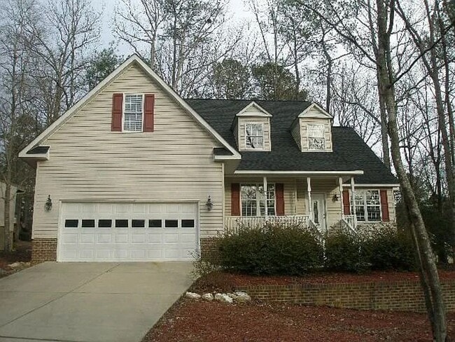 Building Photo - Backing directly to the golf course in the gated community of Carolina Trace, this spacious 3-bed...