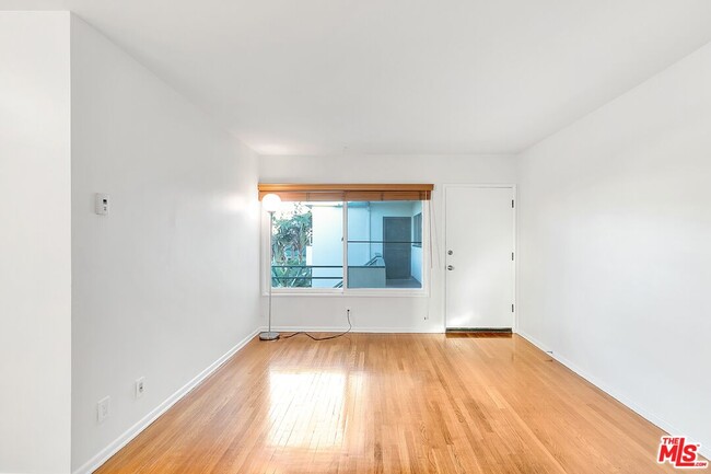 Photo - 2033 Euclid St Unit 11