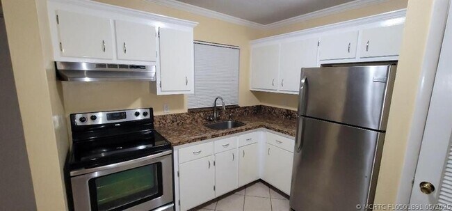 Building Photo - 5168 NE 6th Ave Unit 410
