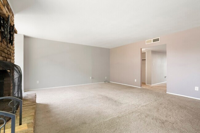 Photo - 3855 S Monaco Pky Unidad 166 Rental