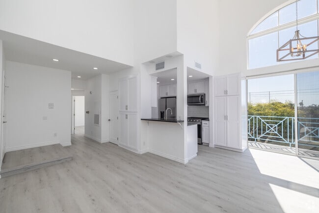 3BR, 3BA - 1,275SF - Living Room - 6730 W 86th Pl