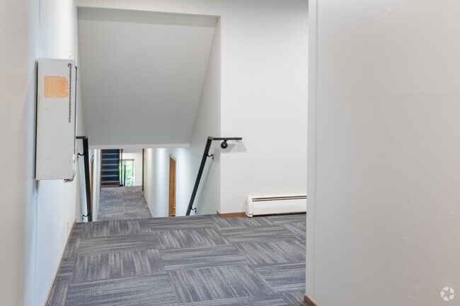 1BR, 1BA - 750SF - Executive East Apartments