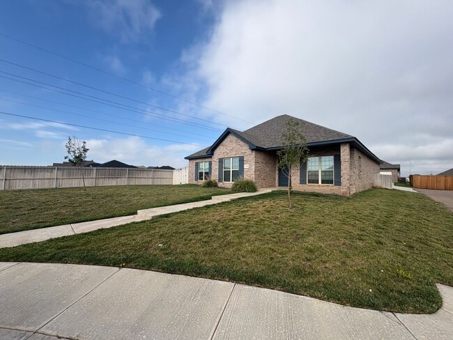 Building Photo - Single Family - Beautiful 4/2 house