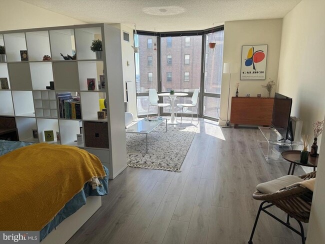 Building Photo - 2018 Walnut St Unit 17M