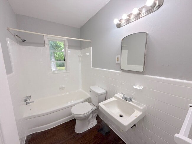 Photo - 1445 Robin Hood Ln