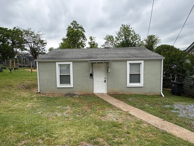 Building Photo - Adorable two bedroom, one bath house!