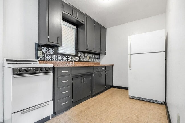 Photo - 1 Bedroom 1 Bath Walking distance to downtown Hanford