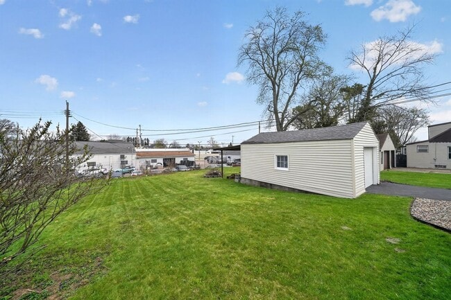 Photo - 1133 Milford St NE