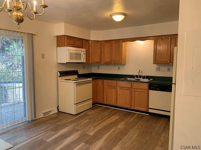 Photo - 555 Edward St