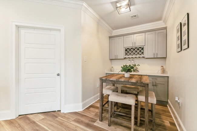 Dining Area - 8911 Apple St