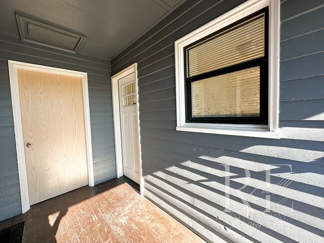 Photo - Fantastic Manette; Seattle Peek-a-boo