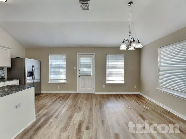 Photo - 352 Meadow Park