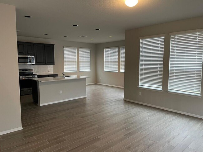 Photo - 100 Crescent St