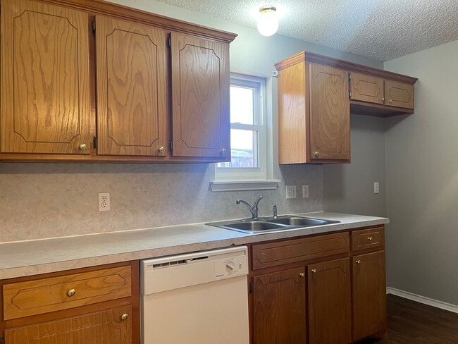 Photo - Pre-Leasing  - 3 bed 2 bath