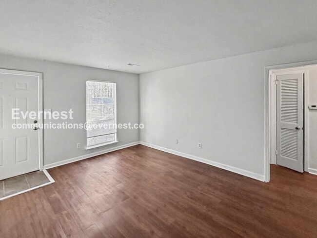 Photo - 248 Foxglen Rd Unit b