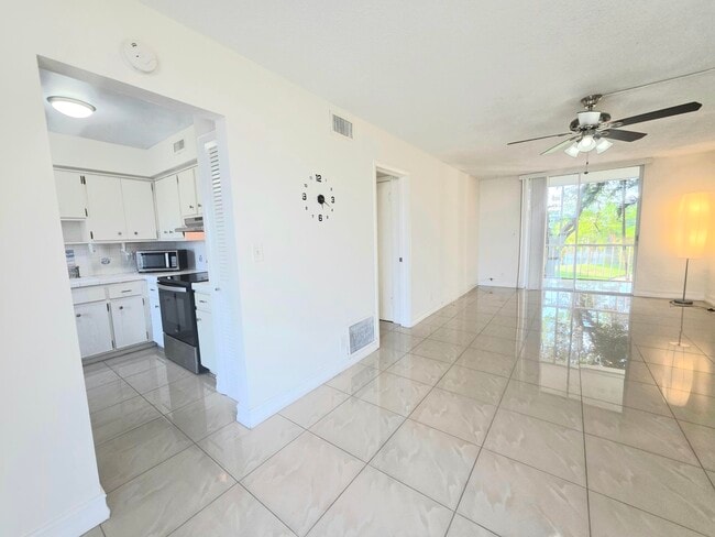 Photo - 777 SE 2nd Ave Unidad 207