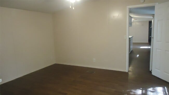 Photo - 108 Gossett St