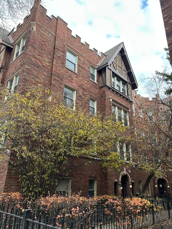 Building Photo - 4957 N Whipple St Unit 2W