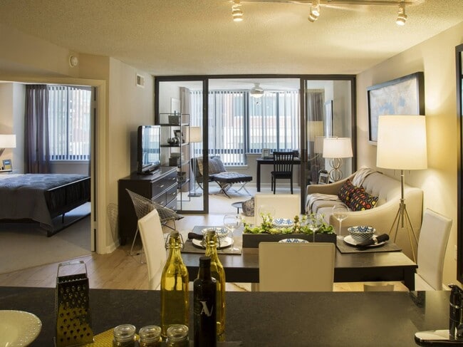 ¡Apartamentos recientemente renovados disponibles ahora! - Meridian at Courthouse Commons