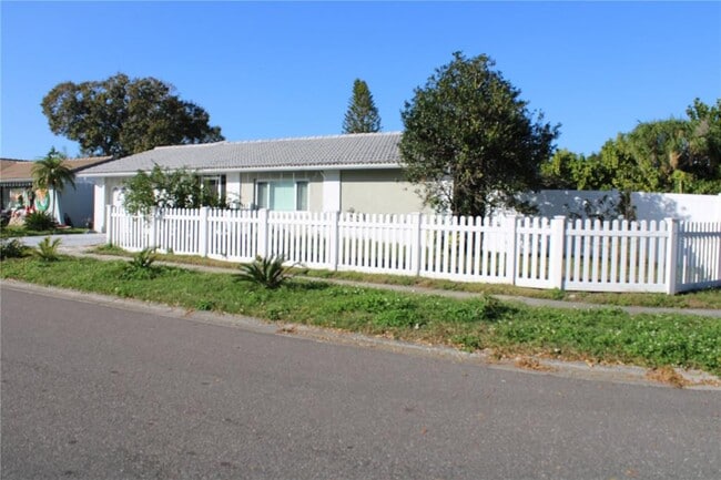 Photo - 7655 Cardiff Ct N