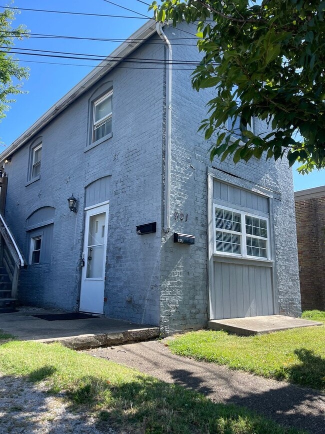Building Photo - 921 W Illinois St Unit A