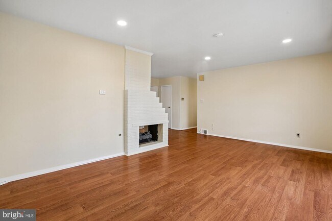 Photo - 6621 Edsall Rd