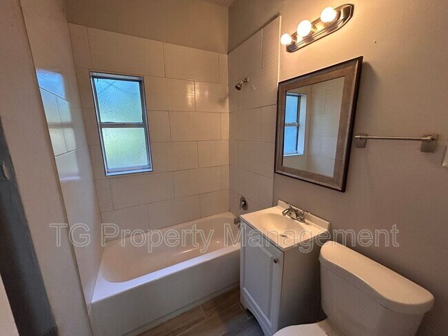 Photo - 1648 Loyola Dr N