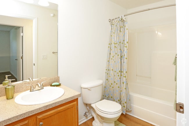 2BR, 1BA - 762 SF - Bathroom