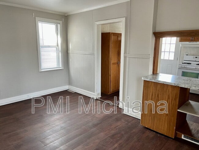 Photo - 212 W 9th St