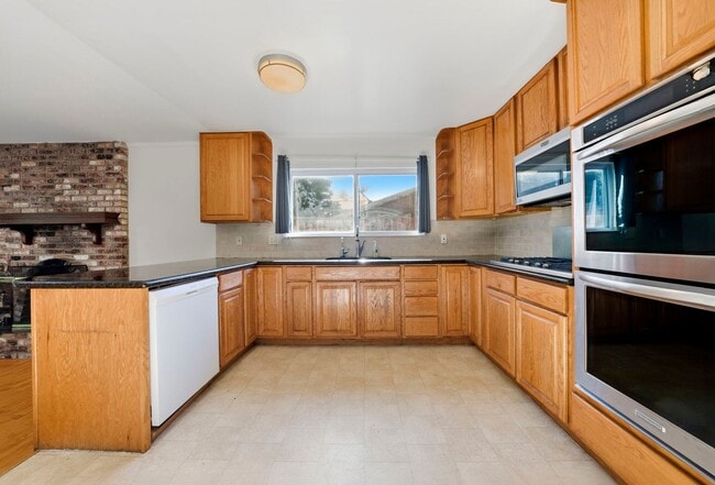 Photo - Large Oakland Hills Home With Large Garage/Yard +Laundry Hook-Ups!