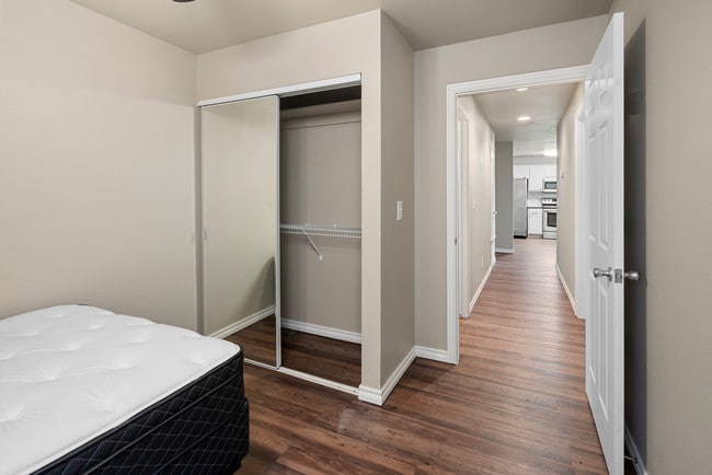 Photo - Dillon Park Student Apartments