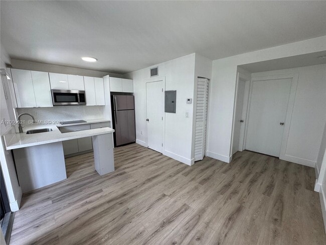 Building Photo - 1971 NW 2nd Ct Unit 4