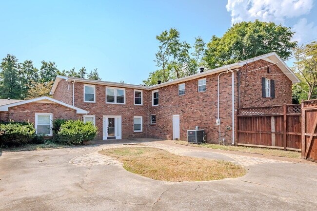 Photo - 6 Bedrooms!!!!! 4 Baths! 2 kitchens! Donelson Area