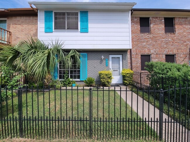 Building Photo - Two bedrooms two 1/2 bath townhome on Galv...